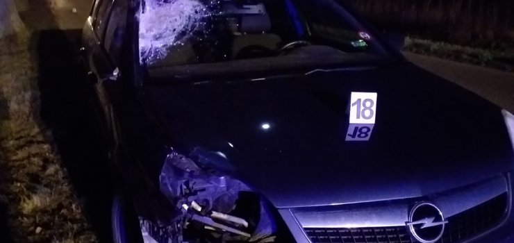 Zgin na drodze potrcony przez opla. Nie mia na sobie kamizelki odblaskowej  