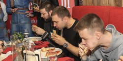 Tak bawilimy sie podczas I Zawodw w Jedzeniu Pizzy w restauracji ZMYSY. Zobacz material filmowy