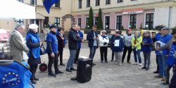 Ca�a Polska �piewa "Od� do rado�ci". W niedziel� prounijna akcja dotar�a do Elbl�ga