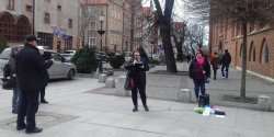 "Ha�ba biskupia" w Elbl�gu. Protest przeciw wspieraniu pedofilii w Ko�ciele