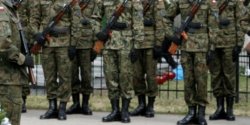 �o�nierz mia� zosta� zgwa�cony. Koledzy z jednostki na�miewali si� z niego. "By� upokarzany"