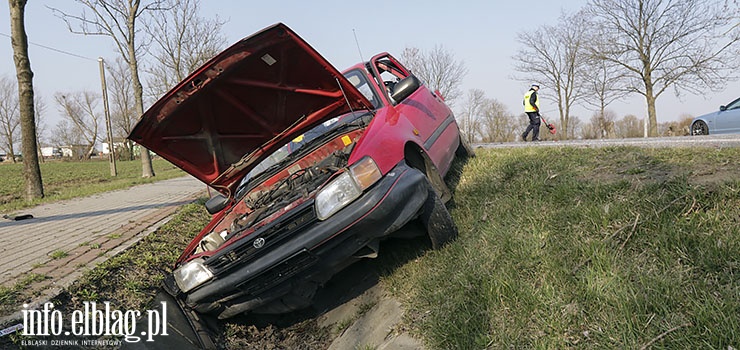 Groźne zderzenie dwóch pojazdów na dawnej S7. Oba auta w rowie