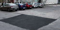 Dziury na parkingu przy SP nr 21 zosta�y za�atane. W Elbl�gu rozpocz�y si� pozimowe remonty dr�g