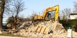 Wyburzono budynek przy Stawid�owej - zobacz zdj�cia z rozbi�rki 