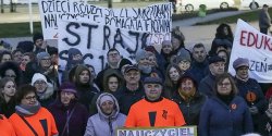„Prawo da si zama, pasji nie”. W Elblgu odbya si akcja „wiateko dla edukacji”