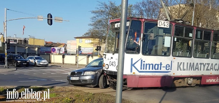 Kolizja auta z tramwajem na torowisku przy skrzyżowaniu Grunwaldzkiej i Mickiewicza