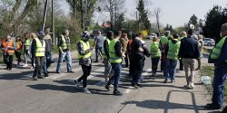 Protest w Gronowie G�rnym. Mieszka�cy na godzin� zablokowali ul. Szafirow�