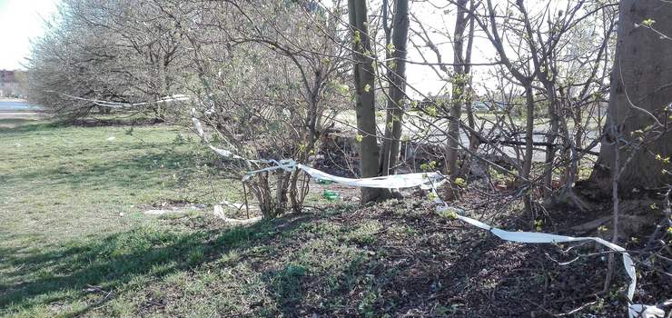 Taśmy nadal ogradzają miejsce tragedii sprzed miesięcy. Smutna pamiątka czy śmieci?