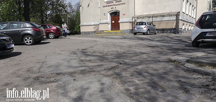 Nawierzchnia wokół II LO wymaga naprawy. „Jest w stanie zagrażającym zdrowiu i bezpieczeństwu uczniów”