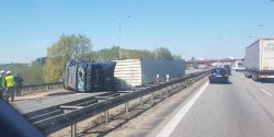 UWAGA! Ciarwka z drewnem  zablokowaa Obwodnic Gdaska