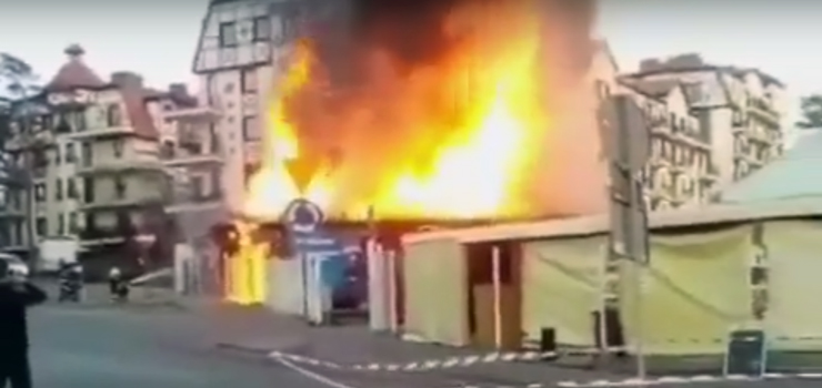 Pożar baru w Krynicy Morskiej przy głównym wejściu na plażę - zobacz film