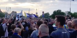 Kibice odpalili race na bulwarze. Tak �wi�towali wygrany mecz Olimpii o II lig�