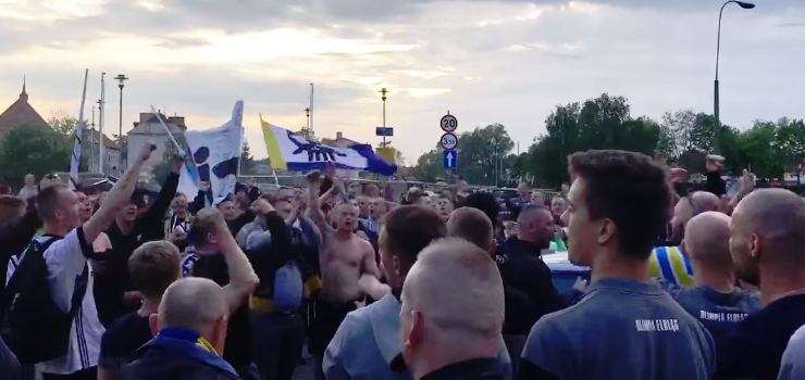 Kibice odpalili race na bulwarze. Tak świętowali wygrany mecz Olimpii o II ligę