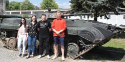 Uczniowie Zespo�u Szk� Ekonomicznych i Og�lnokszta�c�cych u Dow�dcy 16. brem.