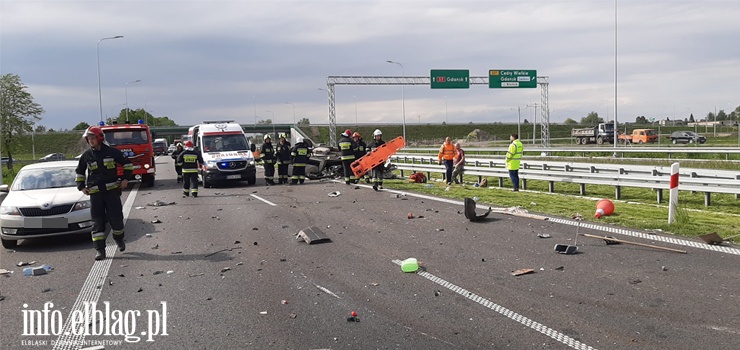 Zderzenie dwóch aut na węźle Cedry Małe na S7 w kierunku Elbląga. Jedna osoba została przewieziona do szpitala