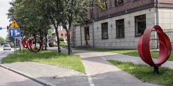 Poznaj elbl�skie formy przestrzenne. Co o czerwonych kulach przy al. Tysi�clecia s�dz� elbl��anie? (odc. 11)