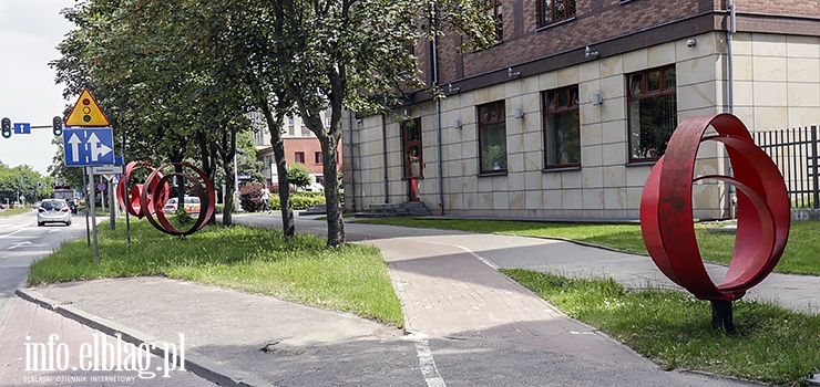 Poznaj elbląskie formy przestrzenne. Co o czerwonych kulach przy al. Tysiąclecia sądzą elblążanie? (odc. 11)