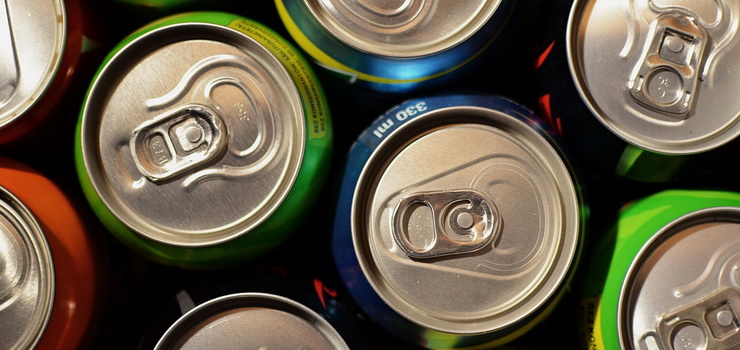 Dzieci coraz częściej sięgają po energetyki. Elbląska szkoła mówi stop?