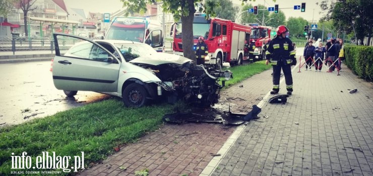 Groźny wypadek na Płk. Dąbka. Kierujący fordem wbił się w drzewo