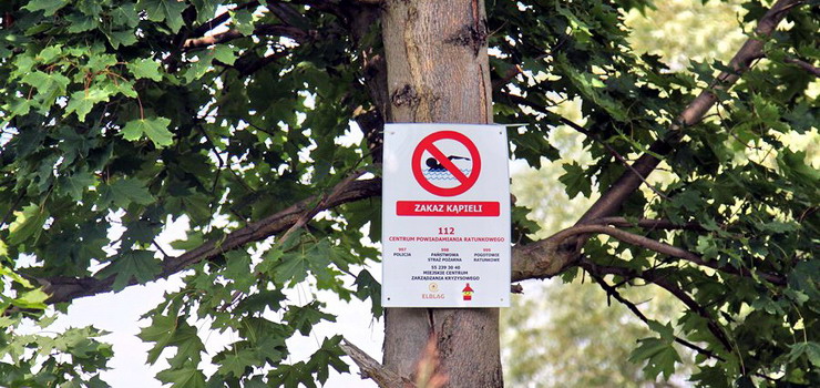 Obowiązuje zakaz kąpieli w rzece Elbląg. Porady na  upały