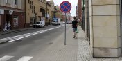 Nitschmanna: Znaki drogowe na środku chodnika. Slalom dla pieszych i matek z wózkami?