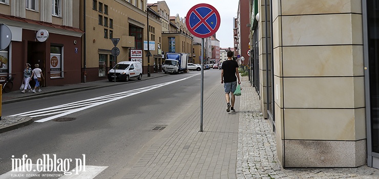 Nitschmanna: Znaki drogowe na środku chodnika. Slalom dla pieszych i matek z wózkami?