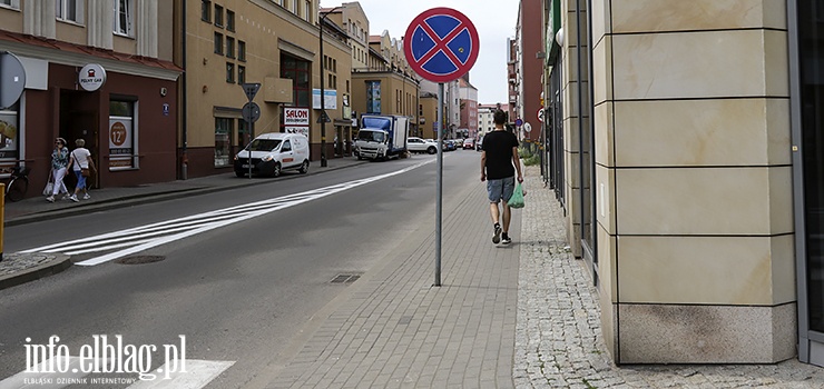 Nitschmanna: Znaki drogowe na rodku chodnika. Slalom dla pieszych i matek z wzkami?