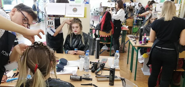 Uczennica ZSIiU Paulina Woniak zostaa trzecim najsprawniejszym fryzjerem w Polsce