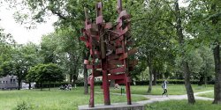 Poznaj elbl�skie formy przestrzenne. Co przedstawia rze�ba nieopodal Placu Grunwaldzkiego? (odc.17)