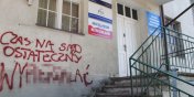 Kolejny chuligaski atak na biuro posa PiS. Z budynku zerwano flagi pastwowe