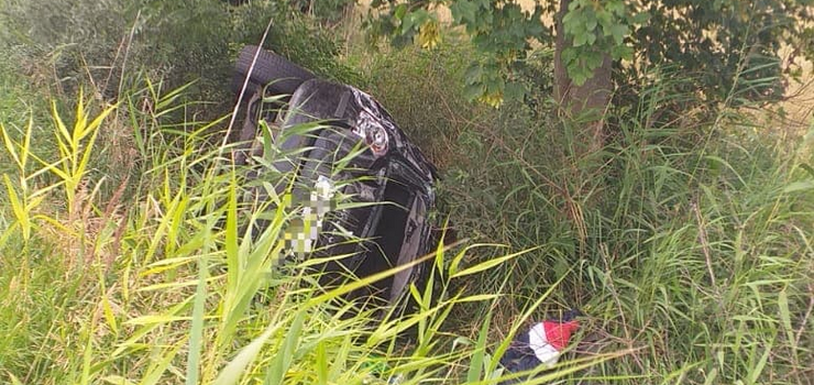 Wypadek w Jegłowniku, dwie osoby zostały ranne. Auto wpadło do rowu