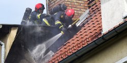 Po�ar dachu budynku mieszkalnego przy ul. Ogrodowej. K��by dymu wida� z daleka. Aktualizacja!