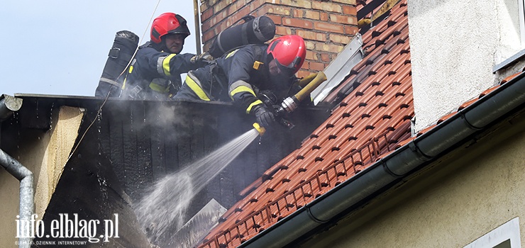 Pożar dachu budynku mieszkalnego przy ul. Ogrodowej. Kłęby dymu widać z daleka. Aktualizacja!