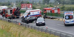Jak kierowcy zachowuj si, gdy widz wypadek? "Niektrzy wykorzystuj korytarz ratunkowy, by nie sta w korku"