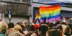 "Teraz nie uchod�cy, a osoby LGBT s� lud�mi do bicia". Dramatyczna relacja uczestniczki bia�ostockiego Marszu R�wno�ci