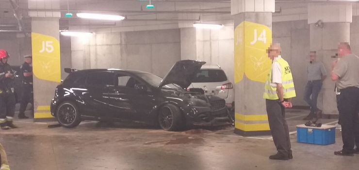 Wjecha w filar na parkingu podziemnym Centrum Handlowego. Kierowca by po rodkach odurzajcych - zobacz film