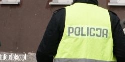 Po sygnaach od mieszkacw interweniowali policjanci. Pies lea w odchodach, tygodniami nie wychodzi z domu