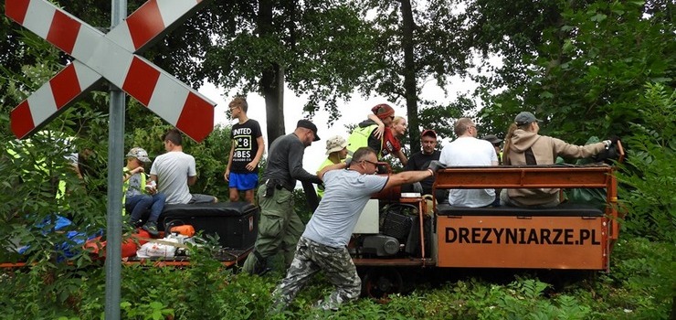 Drezyną ruszyli szlakiem Kolei Nadzalewowej. Łatwo nie było, w ruch poszły piły i siekiery