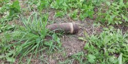 Niewybuch przy ul. Wiejskiej. Pocisk artyleryjski porzucili z�omiarze