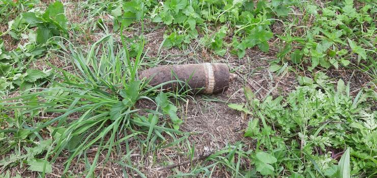 Niewybuch przy ul. Wiejskiej. Pocisk artyleryjski porzucili złomiarze