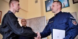Podczas urlopu w Tajlandii uratowa� ton�cych ch�opc�w. Elbl�ski policjant wyr�niony