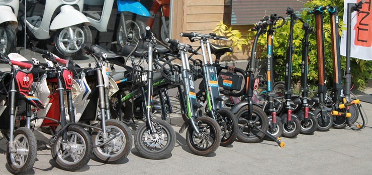 Jazda hulajnogą elektryczną tylko po chodniku. Policja apeluje o ostrożność