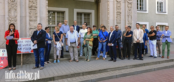 Manifestacja przed elbląskim sądem. Sędziowie żądają powołania komisji śledczej, KOD dymisji Zbigniewa Ziobry