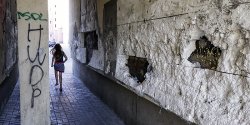 Krzyki, g�o�na muzyka, niszczenie elewacji budynku. Interweniujemy na pro�b� mieszkanki z ul.Giermk�w