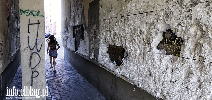 Krzyki, głośna muzyka, niszczenie elewacji budynku. Interweniujemy na prośbę mieszkanki z ul.Giermków