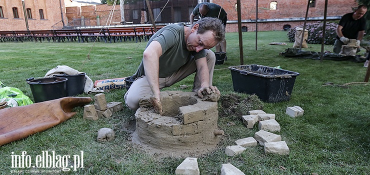 Hutnicy i kowale opanowali dziedziniec Elbląskiego Muzeum-zobacz zdjęcia z budowy pieca!