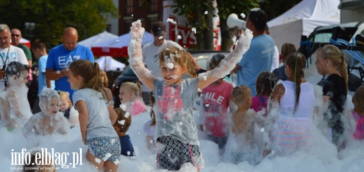 Zabawa w pianie. Najmłodsi nie nudzili się podczas Święta Chleba