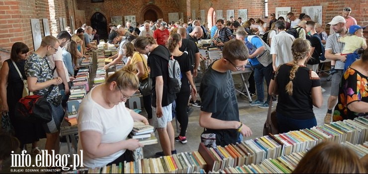 Kiermasz Biblioteki Elblskiej ponownie oblegany. Rekordzici kupuj po kilkaset ksiek!