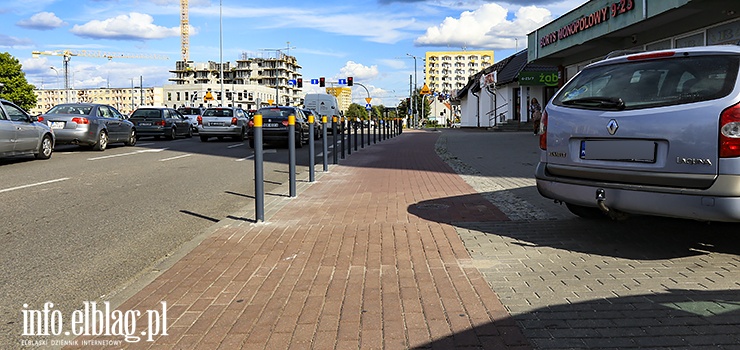 Słupki przy ul. Teatralnej problemu do końca nie rozwiązały. Kierowcy przestaną tu parkować?