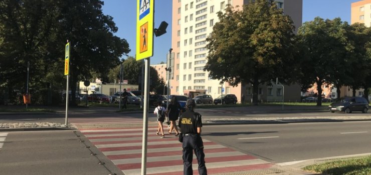 Patrole Straży Miejskiej i Policji pilnują,by dzieci bezpiecznie dotarły do klas